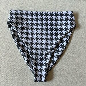 Skatie Monroe Bottom in Trestles - M